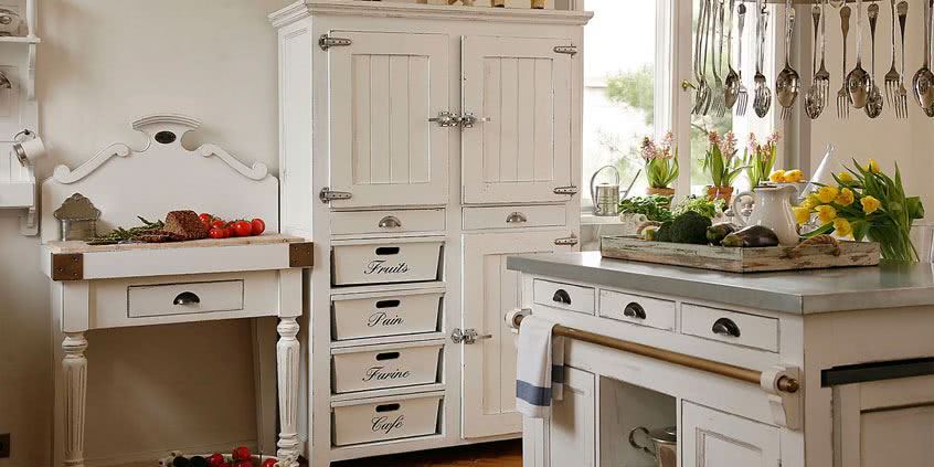 Drewniane kredensy jako sposób na idealną kuchnię