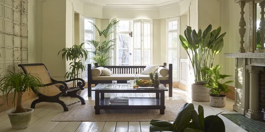 Salon w stylu kolonialnym i stylowe stoliki kawowe