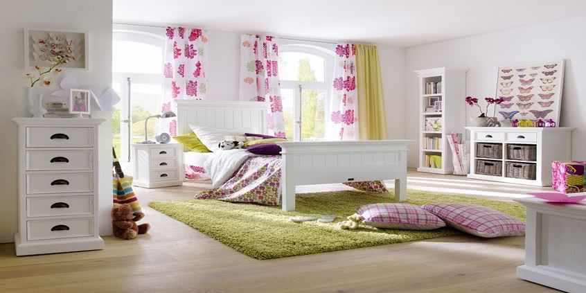 Stylowa sypialnia i łóżka białe jak śnieg