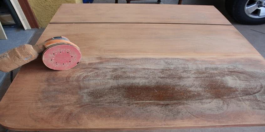 Renowacja drewnianych mebli – dwie drogi