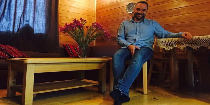 Łukasz Nowicki poleca meble z kolekcji Rustyk