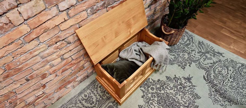 Drewniane skrzynie – jak je wykorzystać w domu?